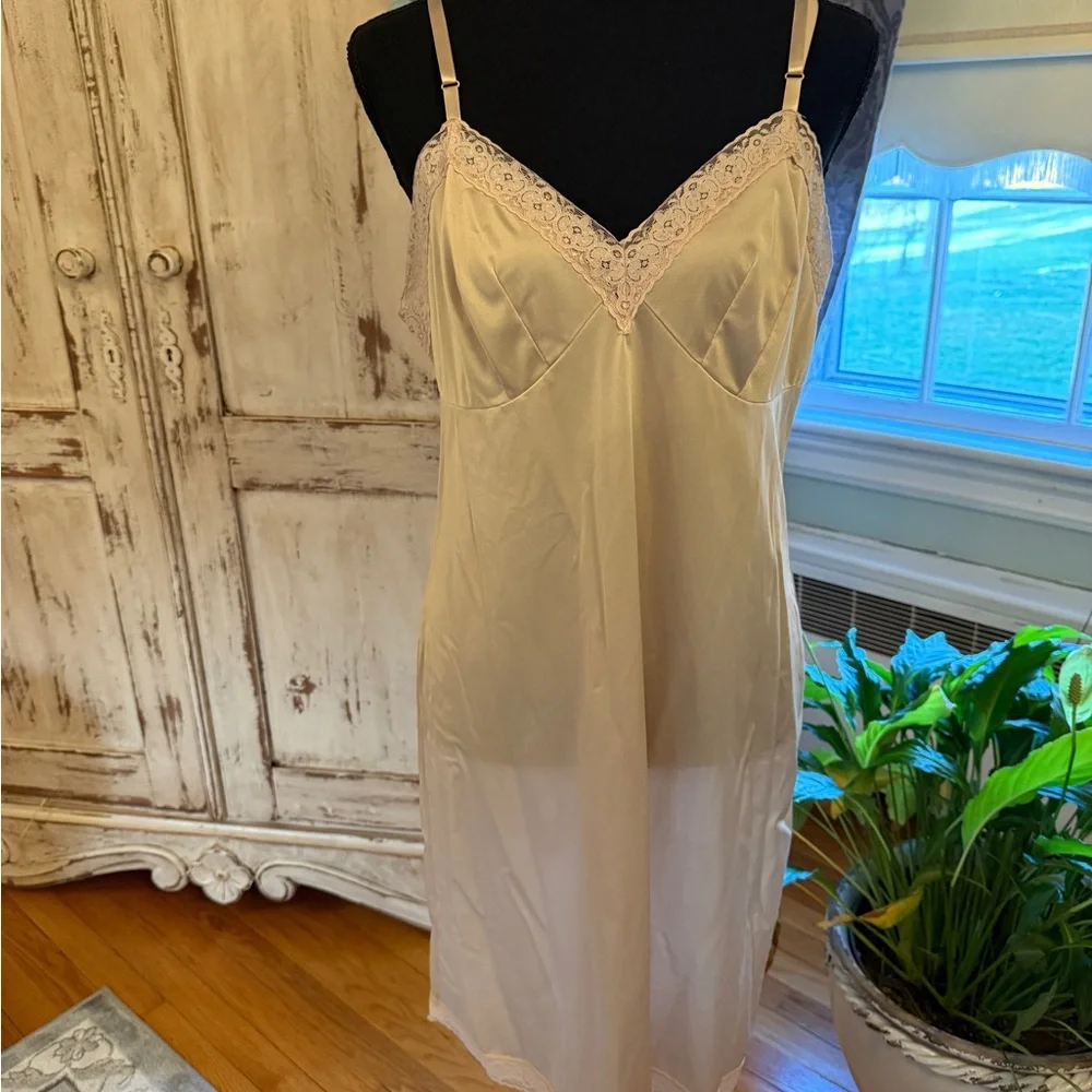 Vanity Fair full slip with lace trim. Style: everyday layers. Sz38.Classic